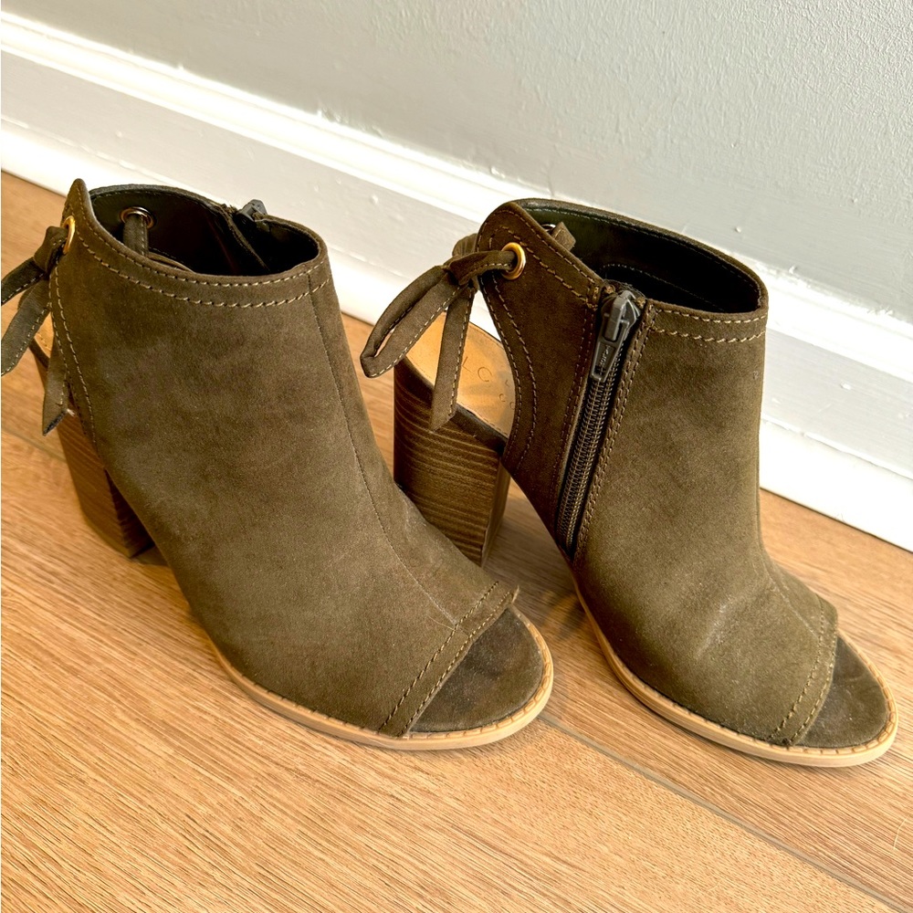 Lauren Conrad Green Booties Size 7